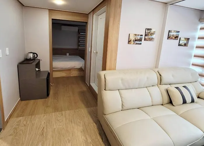 J Honor House Foreigner Only Casa de hóspedes 4*